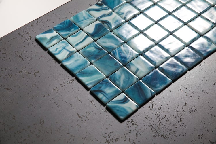 Mosaikfliesen mit blau-weißer Marmorierung