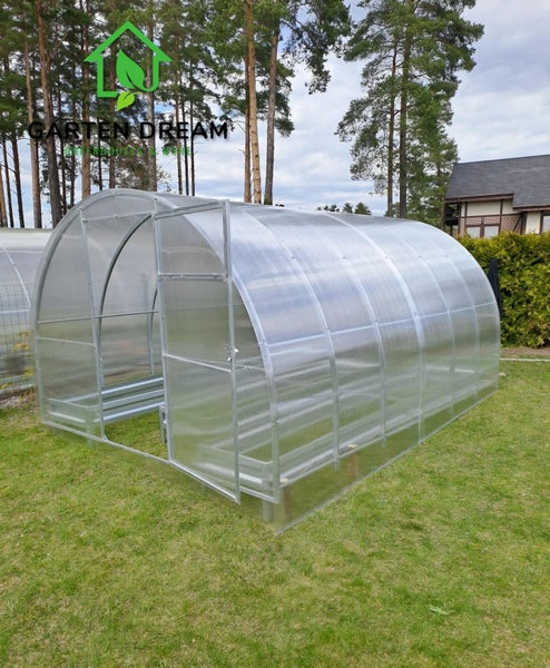 Garten Dream Logo. Gewächshaus in Tunnelform mit verzinktem Stahlrahmen und transparenten Hohlkammerplatten aus Polycarbonat im Garten.
