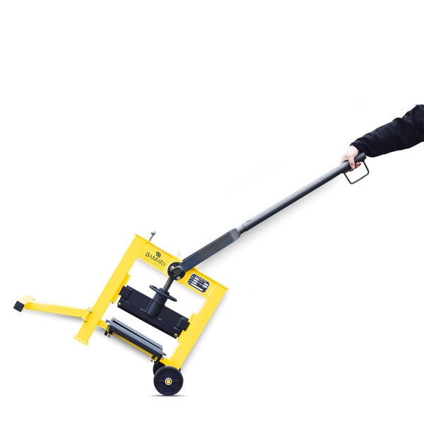 Bedienerhand hält einen gelben Plattenknacker mit Rädern und langem Griff