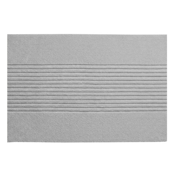 Rechteckige graue Badematte aus weichem Textil mit Streifenmuster in der Mitte.