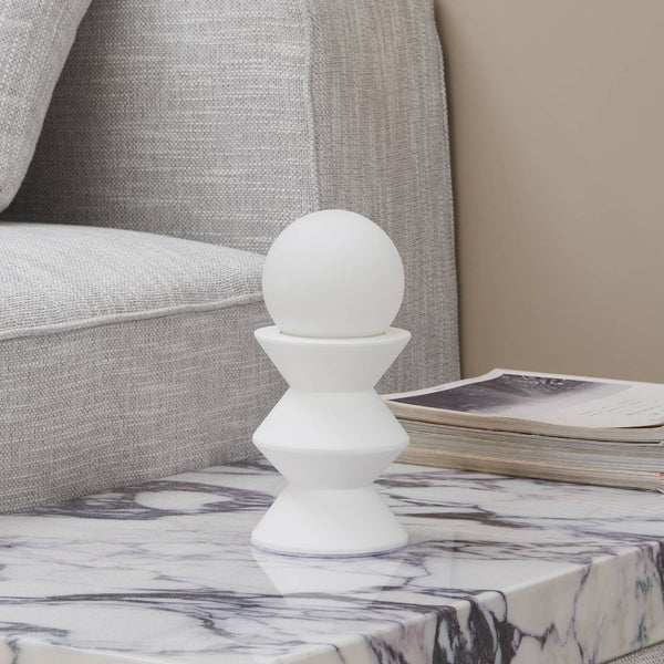 Dekorative Leuchte mit Kugelform auf einem Marmortisch