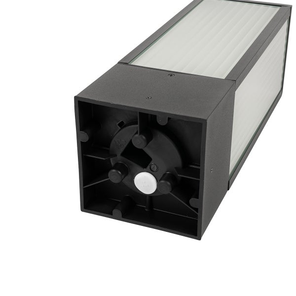 Unteransicht einer rechteckigen schwarzen Außenwandleuchte mit Montagevorrichtung und weißem Kunststoffdiffusor.