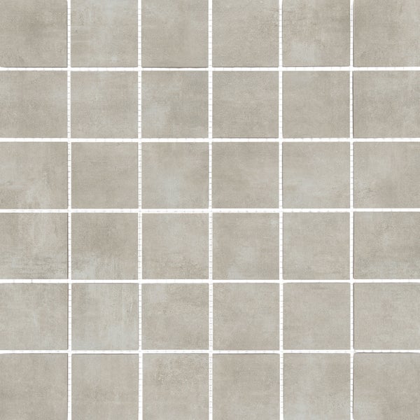 Quadratisches Mosaik aus Feinsteinzeug mit Betonoptik.