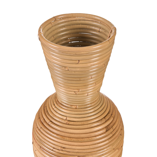 Dekovase aus Rattan in natürlichem Hellbraun mit geriffelter Spiraloptik.