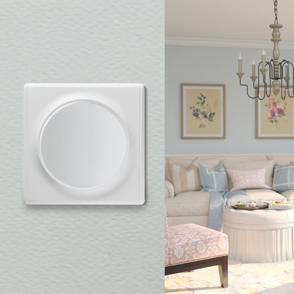 Drehdimmer-Einsatz mit quadratischer Abdeckung für die Unterputz-Installation an einer hellen Wand, daneben ein klassisch eingerichtetes Wohnzimmer.