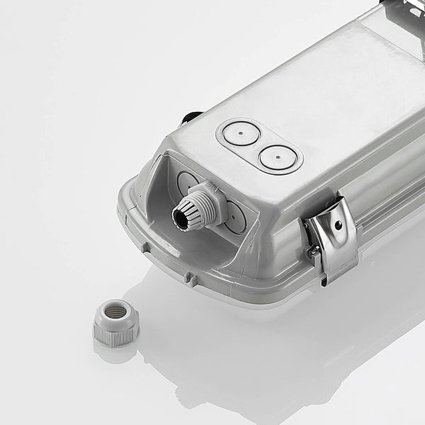 Detailansicht einer Feuchtraumleuchte mit Kabelverschraubung und Metallclip.