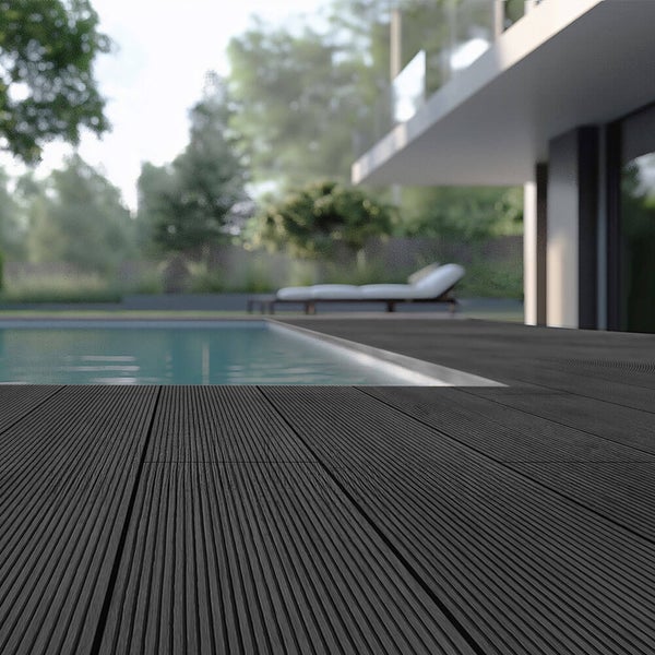 Dunkelgraue, geriffelte WPC-Terrassendielen am Rand eines Swimmingpools auf einer modernen Terrasse.