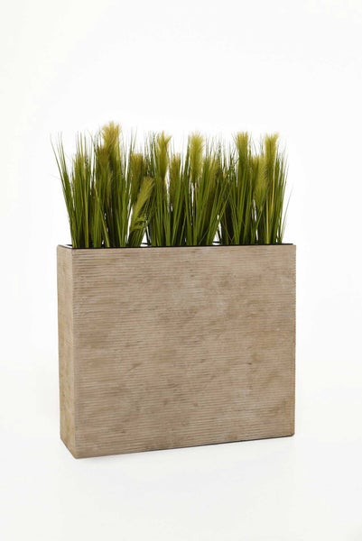 Künstliches Gras mit Ähren in einem rechteckigen, beigen Pflanzgefäß mit horizontaler Riffelung.
