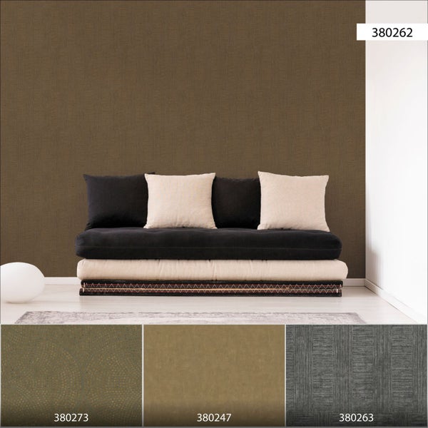 Raumansicht mit Wandtapete, darauf gestapelte Matratzen und Kissen.