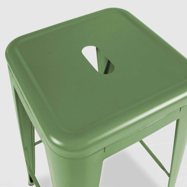 Grüner Metallhocker mit quadratischer Sitzfläche und Griffloch.