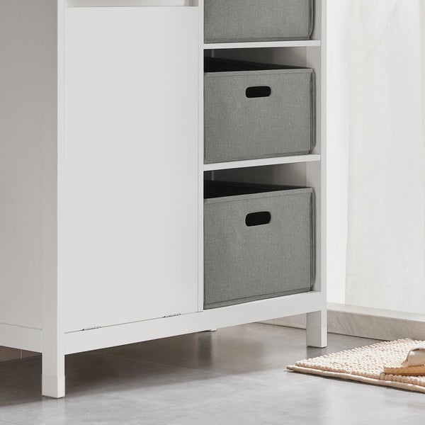 Weißer Badezimmerschrank mit Regalen und grauen Aufbewahrungsboxen