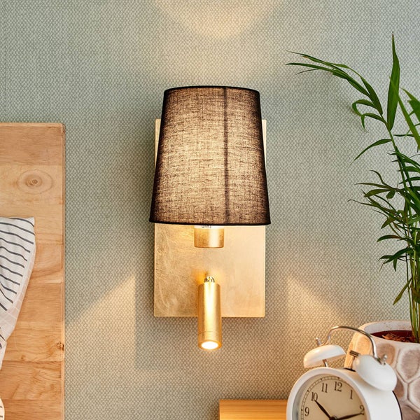 Wandleuchte mit schwarzem Schirm und goldfarbener Basis