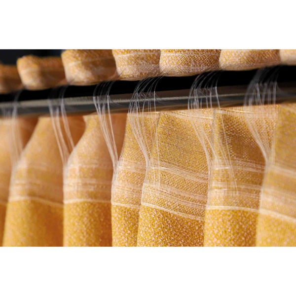 Detailaufnahme eines gelben Fadenvorhangs