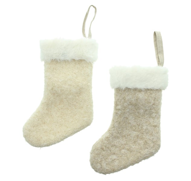 Zwei Weihnachtssocken aus Textil mit Schlaufe zum Aufhängen.