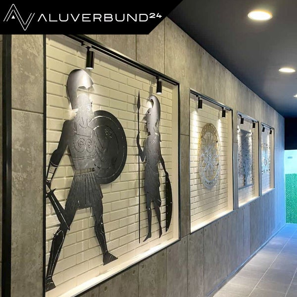 Dekorative Wandpaneele mit Motiven in einem Flur