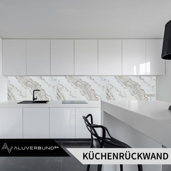 Küchenrückwand mit Marmorstruktur in einem modernen Küchendesign