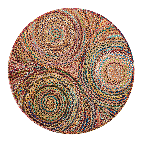 Runder geflochtener Teppich mit bunten Spiralmustern.