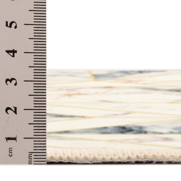 Teppich mit Marmormuster und geometrischen Linien, Florhöhe circa 1 Zentimeter an einem Lineal gemessen.