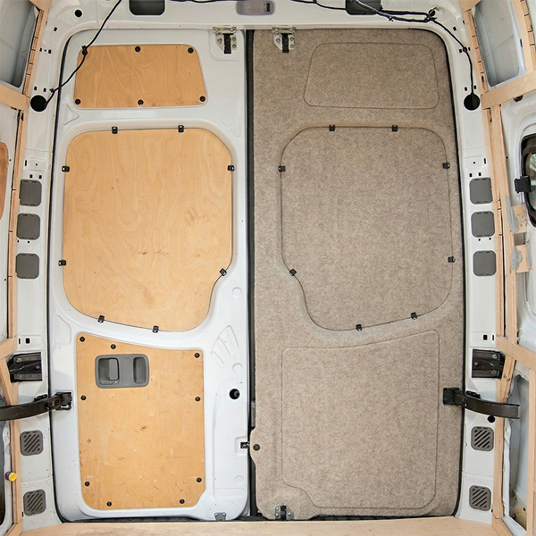 Innenraum eines Transporters mit Wandverkleidung aus Holz und Filz