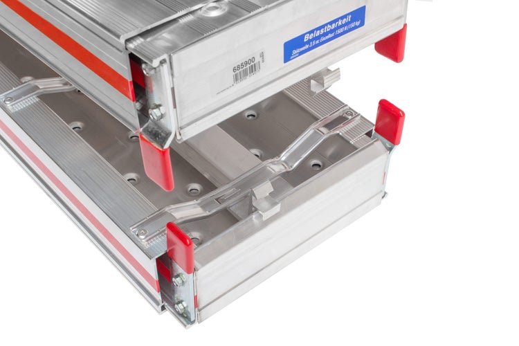 Detailansicht eines Aluminium-Gerüstbodens mit Endkappen und Verriegelungsmechanismus.