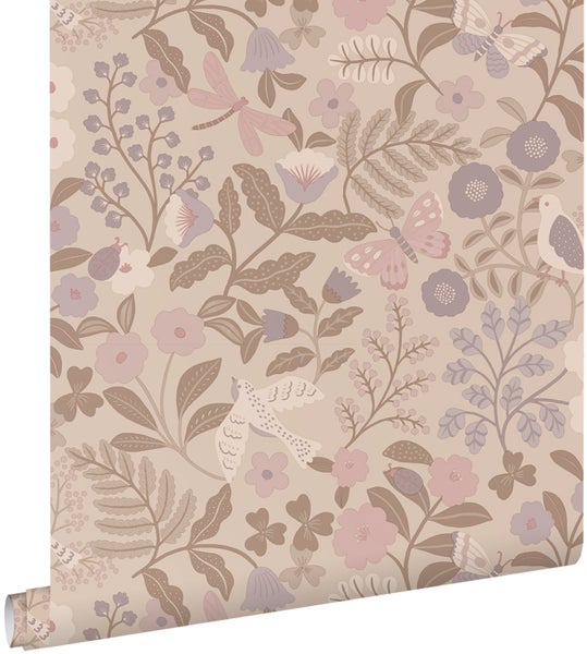 Vliestapete mit Naturmotiv in Beige, Rosa und Violett mit Vögeln, Schmetterlingen und Blumen.