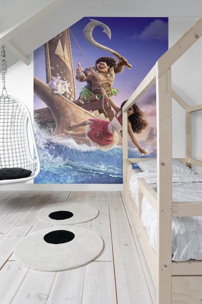 Kinderzimmer mit Wandbild aus dem Film Vaiana, Hängekorbsessel und Holzbett