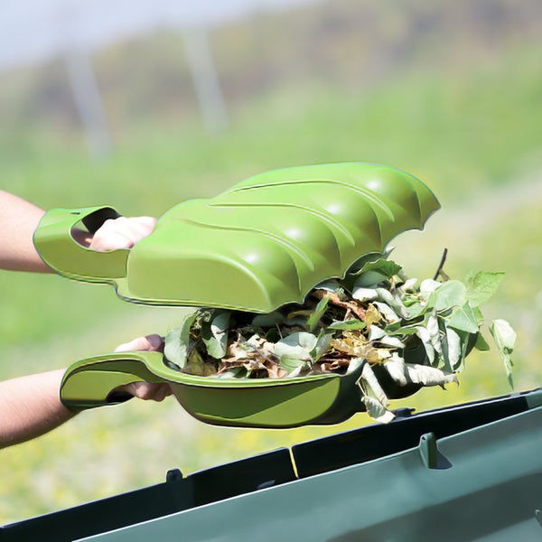 Gartenabfall-Sammler mit Blättern und Gartenabfällen
