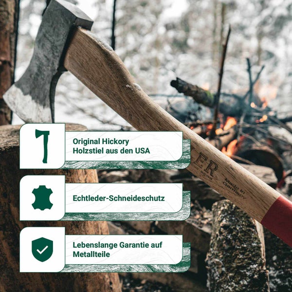 Eine Axt mit Hickoryholzstiel und Lederschneideschutz vor einem Lagerfeuer mit Informationen zu Material und Garantie.