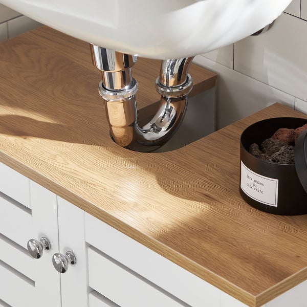 Badezimmer Waschbeckenunterschrank mit Siphon und Dekoration