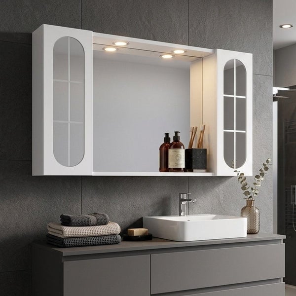 Weißer Bad-Spiegelschrank mit integrierter LED-Beleuchtung und zwei Seitenschränken mit Rundbogen-Glastüren über einem Waschbecken.