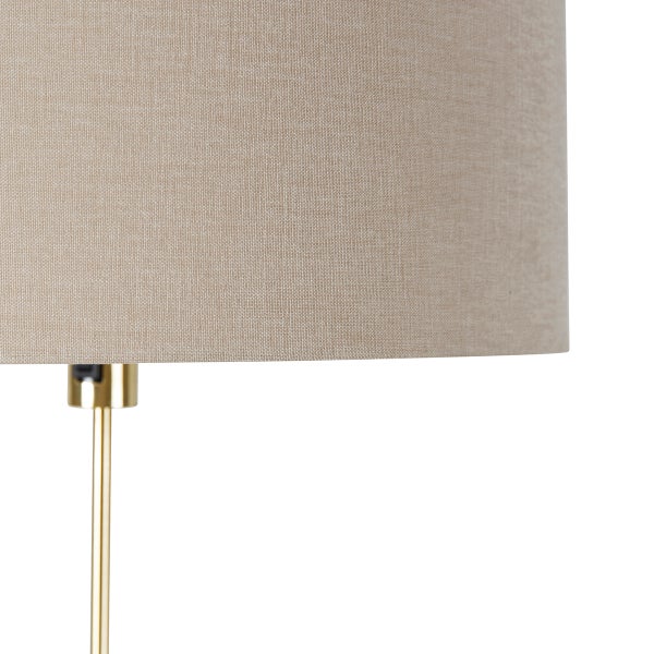 Detail einer Stehlampe mit Stoffschirm und Metallfuß