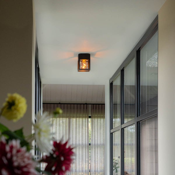 Deckenleuchte in einem Flur mit Fenstern.