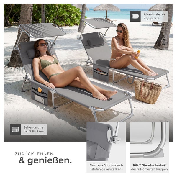 Zwei graue Sonnenliegen am Strand mit verstellbarem Sonnendach, abnehmbarem Kopfkissen, praktischer Seitentasche und stabilen, rutschfesten Füßen.