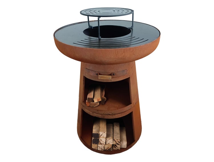 Feuerstelle aus Metall mit Holzablage und Grillrost