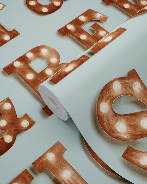 Tapetenrolle mit Buchstabenmotiv und Lampenoptik