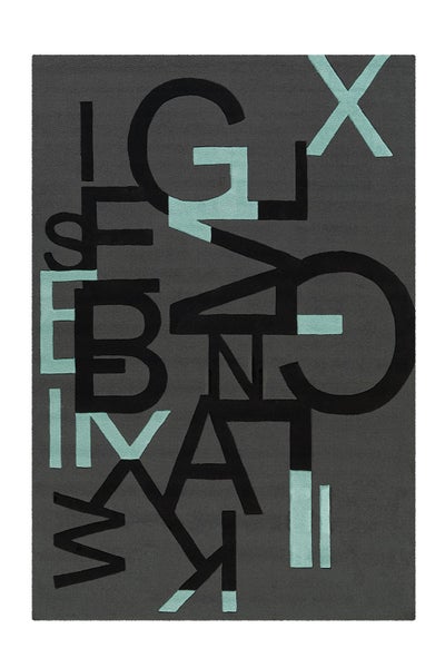 Moderner rechteckiger Teppich mit einem großflächigen typografischen Design aus überlappenden abstrakten Buchstaben.