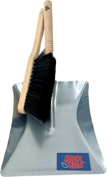 Handfeger mit Holzgriff und schwarzen Borsten sowie eine Kehrschaufel aus verzinktem Metall, Synx Tools Logo.