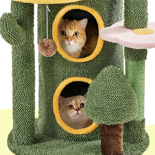 Katzenkratzbaum mit zwei Katzen in den Höhlen