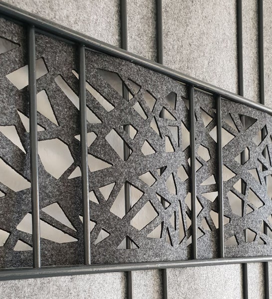 Dekoratives Trennelement mit geometrischem Muster und Metallrahmen