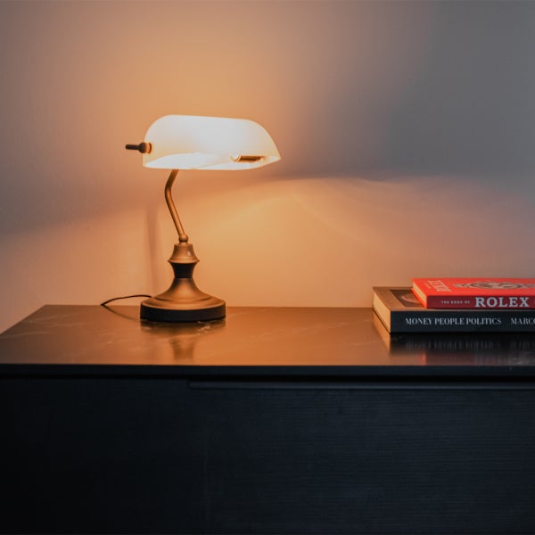 Tisch mit Schreibtischlampe und Büchern