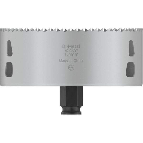 Eine Person benutzt ein Multifunktionswerkzeug zum Schneiden einer Metallschiene auf einem Holzboden.