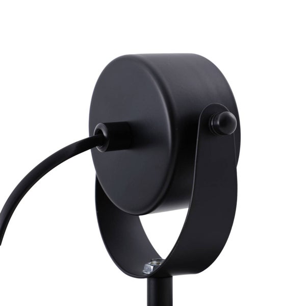 Detailansicht einer schwarzen Gartenleuchte mit Kabel