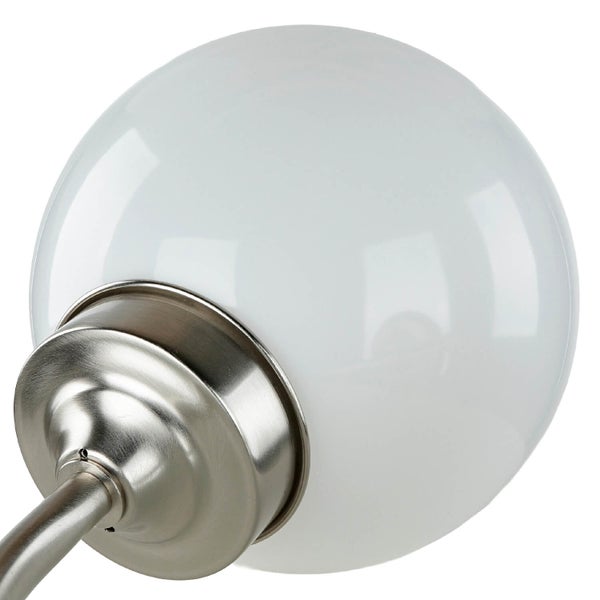 Detailansicht einer Leuchte mit kugelförmigem Lampenschirm