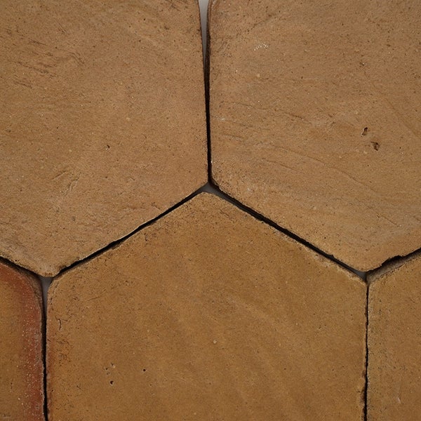 Sechseckige Terracotta Fliesen mit rustikaler Oberfläche