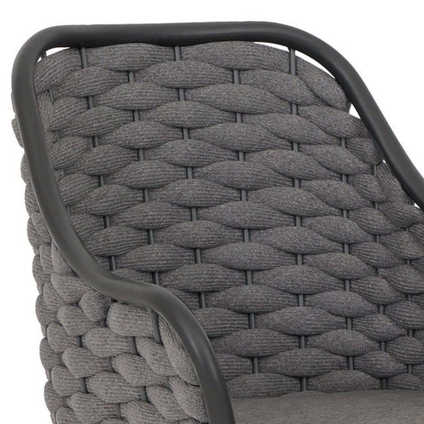 Detailansicht eines Gartenstuhls mit geflochtener Sitzfläche