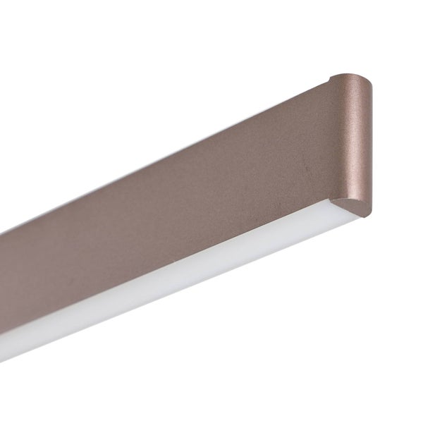 Nahaufnahme einer LED-Wandleuchte in Bronze mit weißem Diffusor.