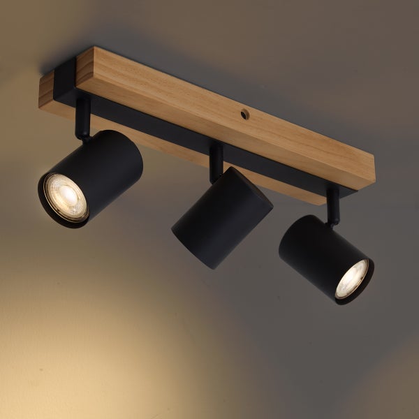 Deckenstrahler mit drei Spots aus Holz und Metall in modernem Design