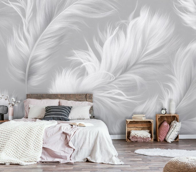 Schlafzimmer mit Bett, Holzkisten und Wandtapete mit Federmuster