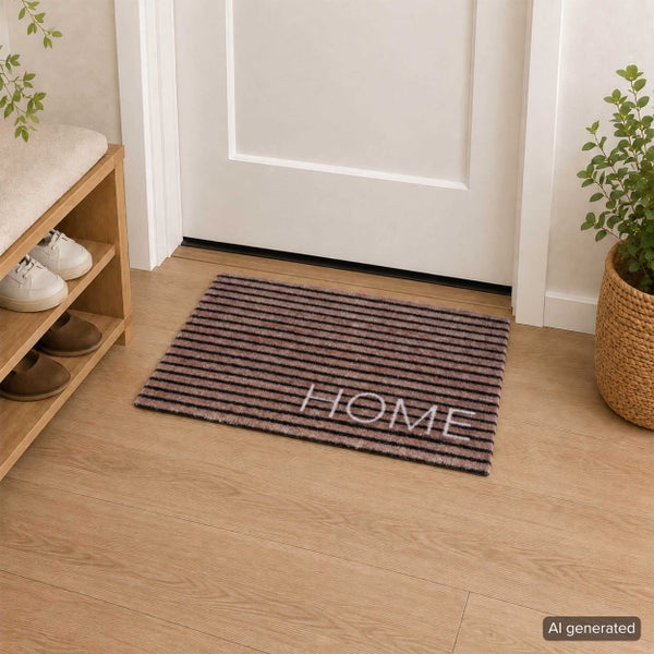Gestreifte Fußmatte mit Schriftzug Home vor einer weißen Zimmertür in einem modernen Eingangsbereich mit Holzschuhregal und Zimmerpflanze.