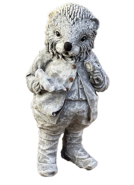 Gartenfigur aus Steinguss, ein stehender, bekleideter Igel mit Jacke und Hose.